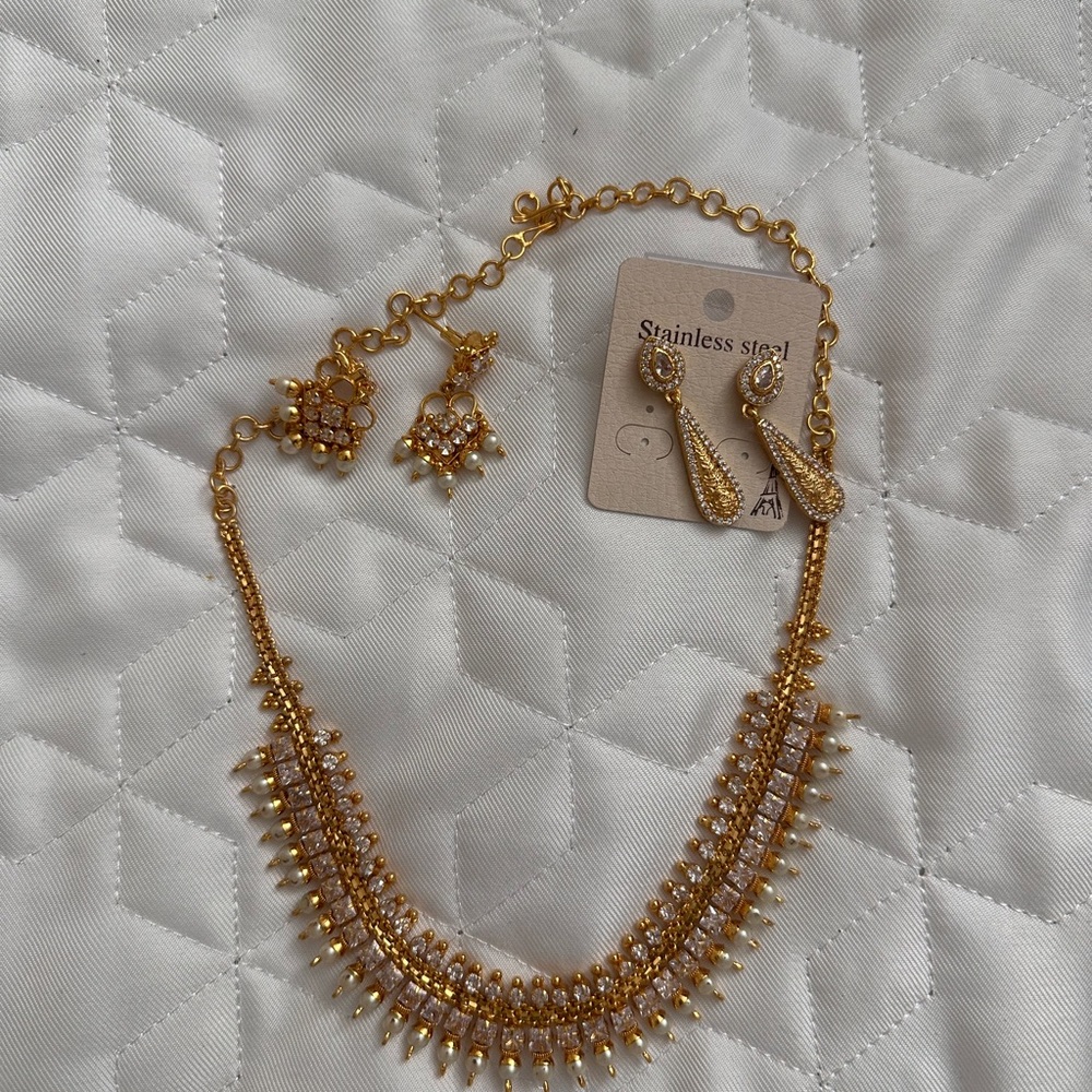 Elegant Gold Necklace and Earring Set